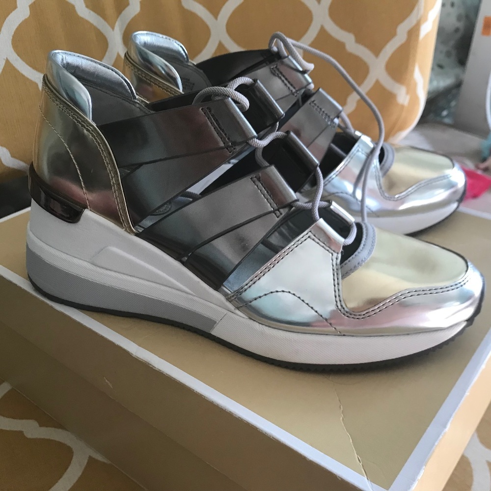 MICHAEL Michael Kors Mirror Metalic color gold/gun size 6